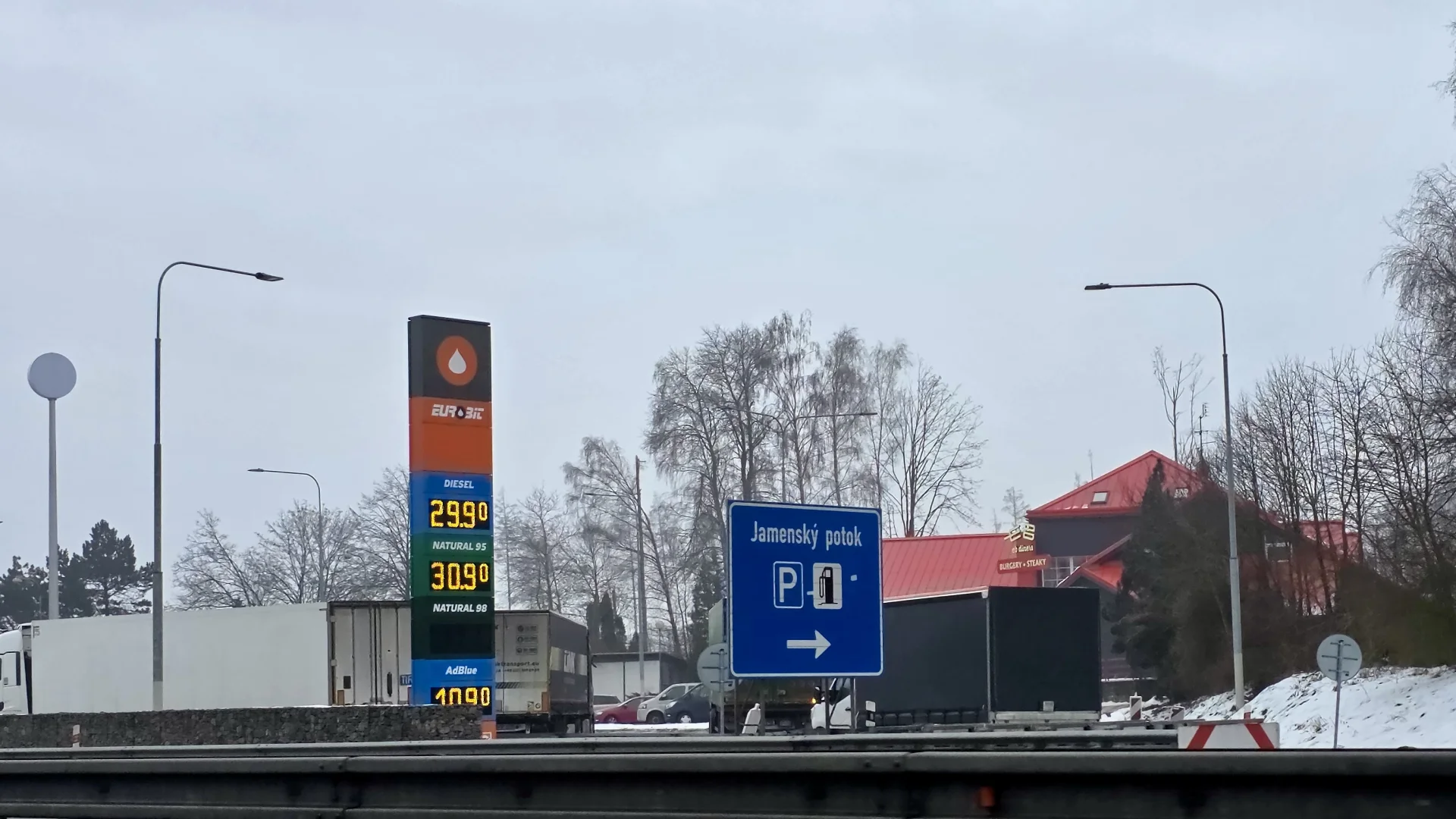 Benzin i nafta o 8 Kč levnější než u ostatních